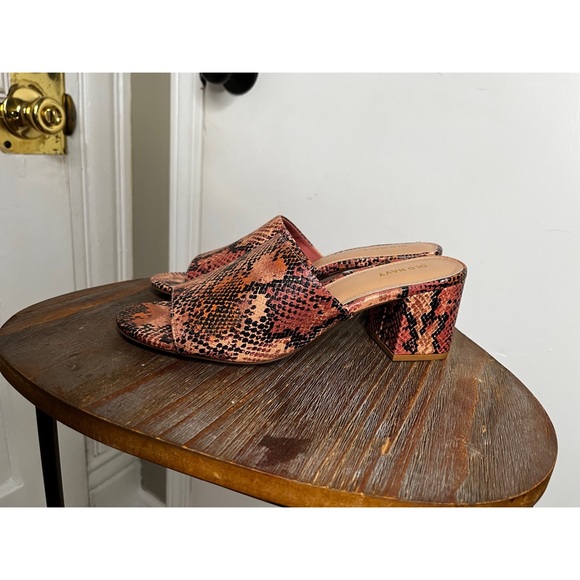 Old Navy's Faux Snakeskin Block Heel Mule sandal - Picture 4 of 6